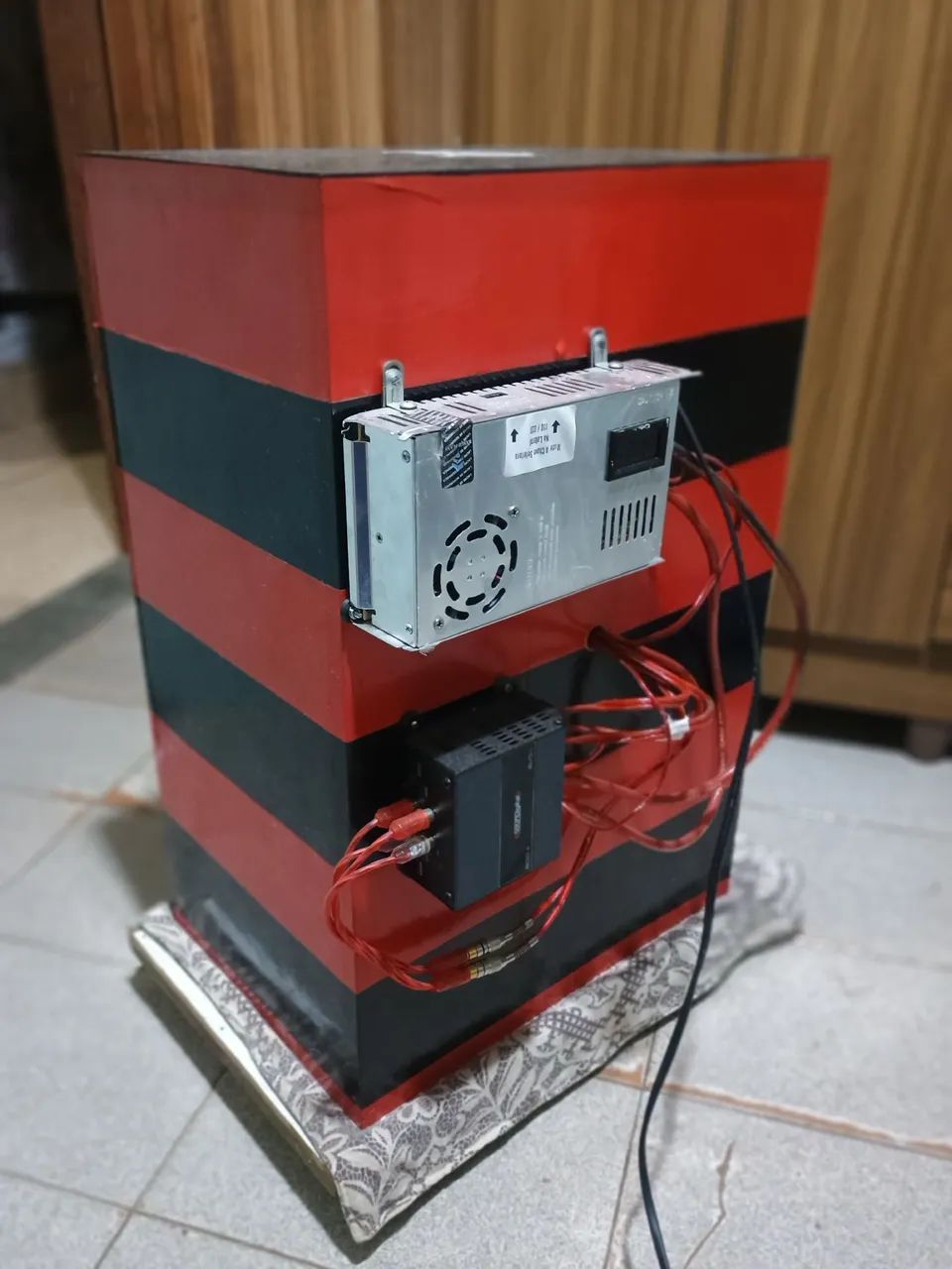 Vendo caixa Bob residencial Aprox=650w rms dá para colocar na mala do carro - Foto 2
