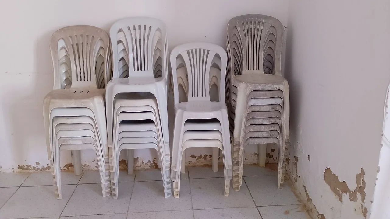 LOTE 28 CADEIRAS DE PLÁSTICO BRANCAS - R$650