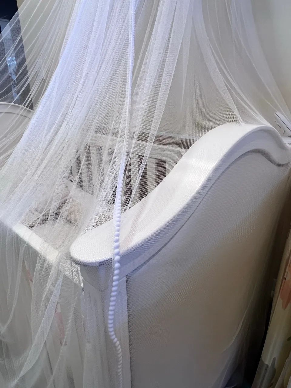 BERÇO ESTILO PROVENÇAL BRANCO OFF-WHITE + COLCHÃO + MOSQUITEIRO - Foto 4