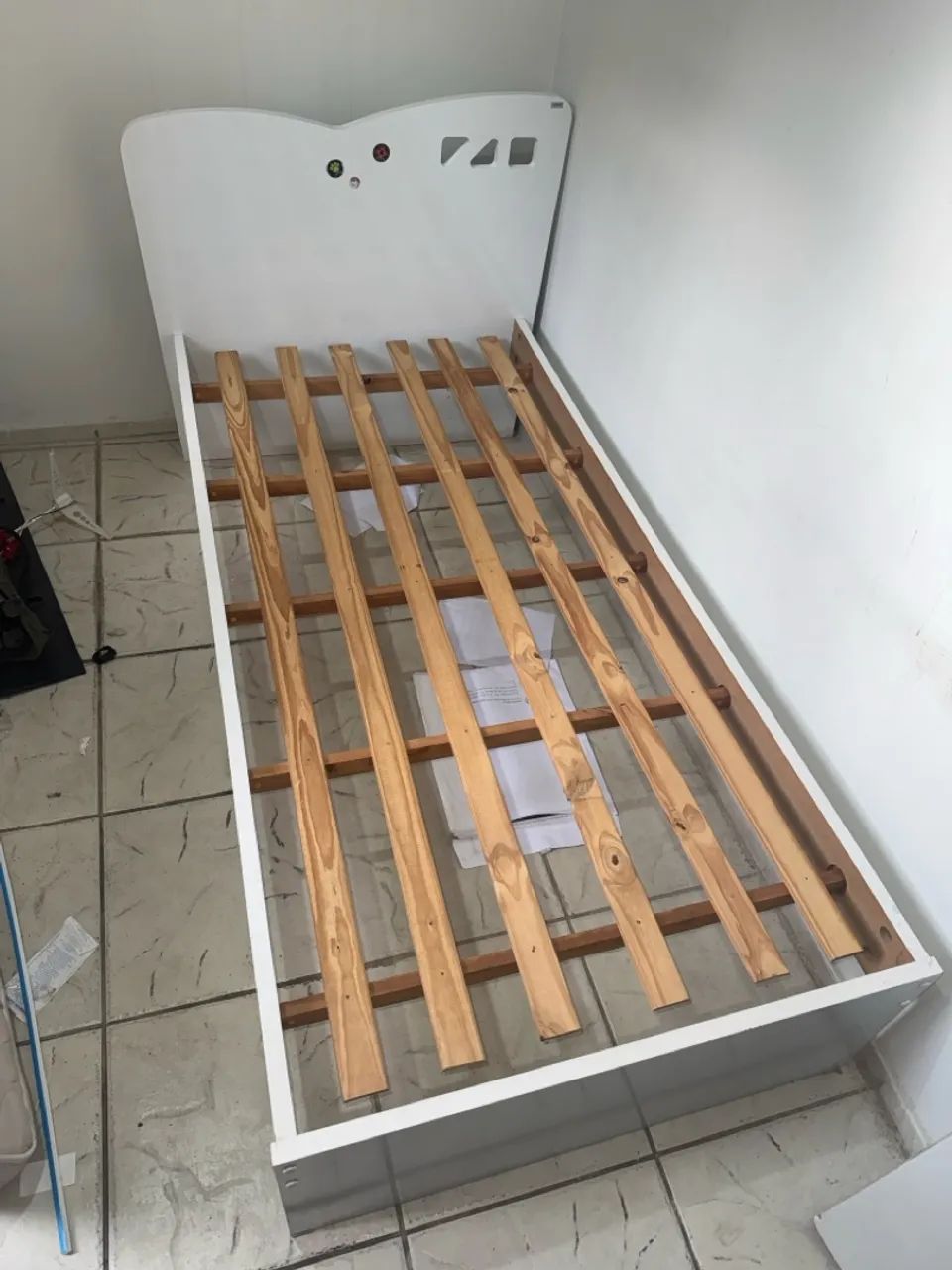 Cama de solteiro branca