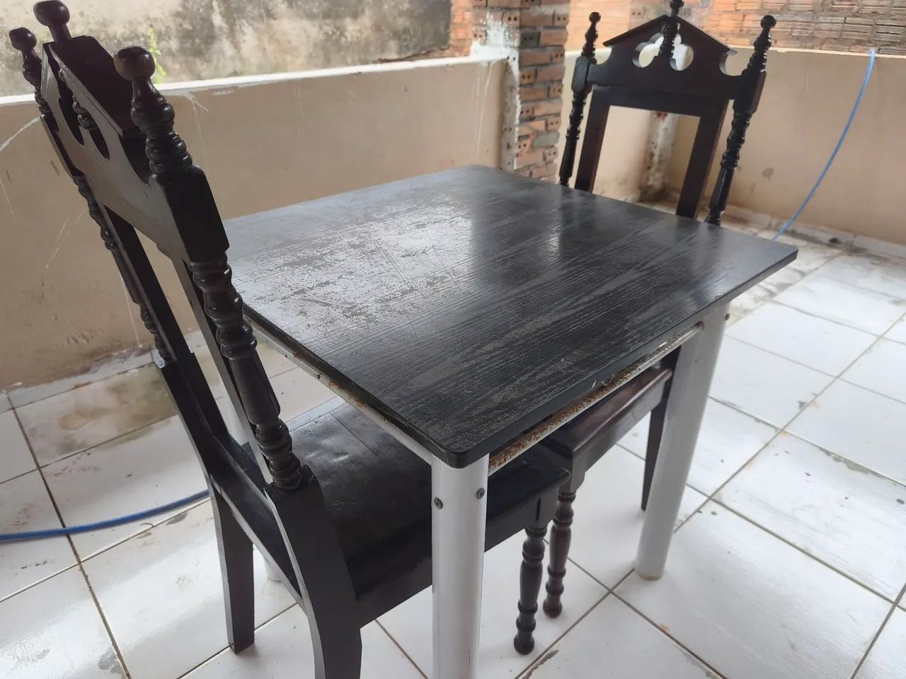 Mesa de mármore e cadeiras de madeira