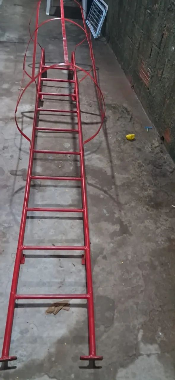 Escada de Ferro Vermelha - Foto 2