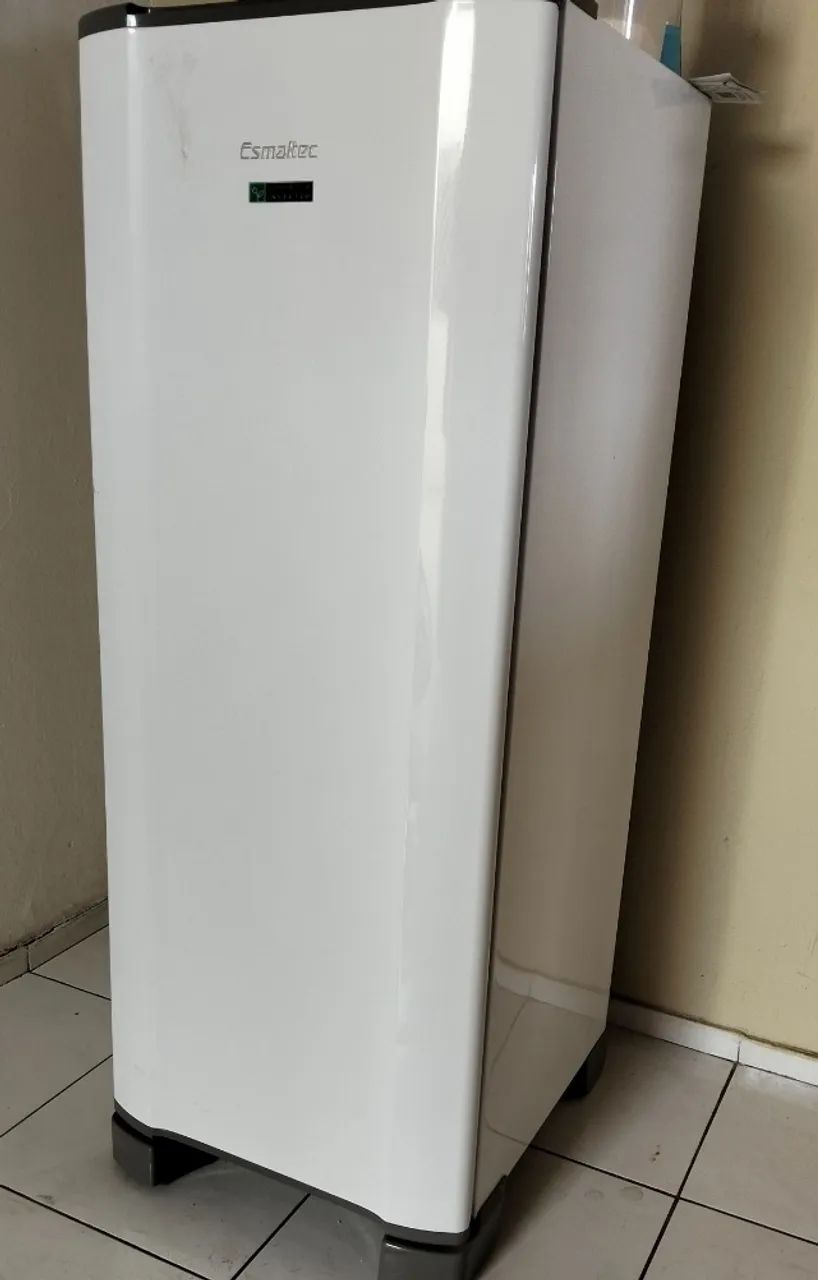 Vendo Geladeira semi nova 