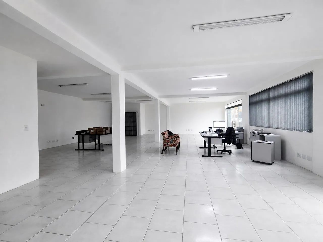 Prédio Comercial com 600m², Escritórios, Pavilhão e Ampla Área Externa - Foto 2
