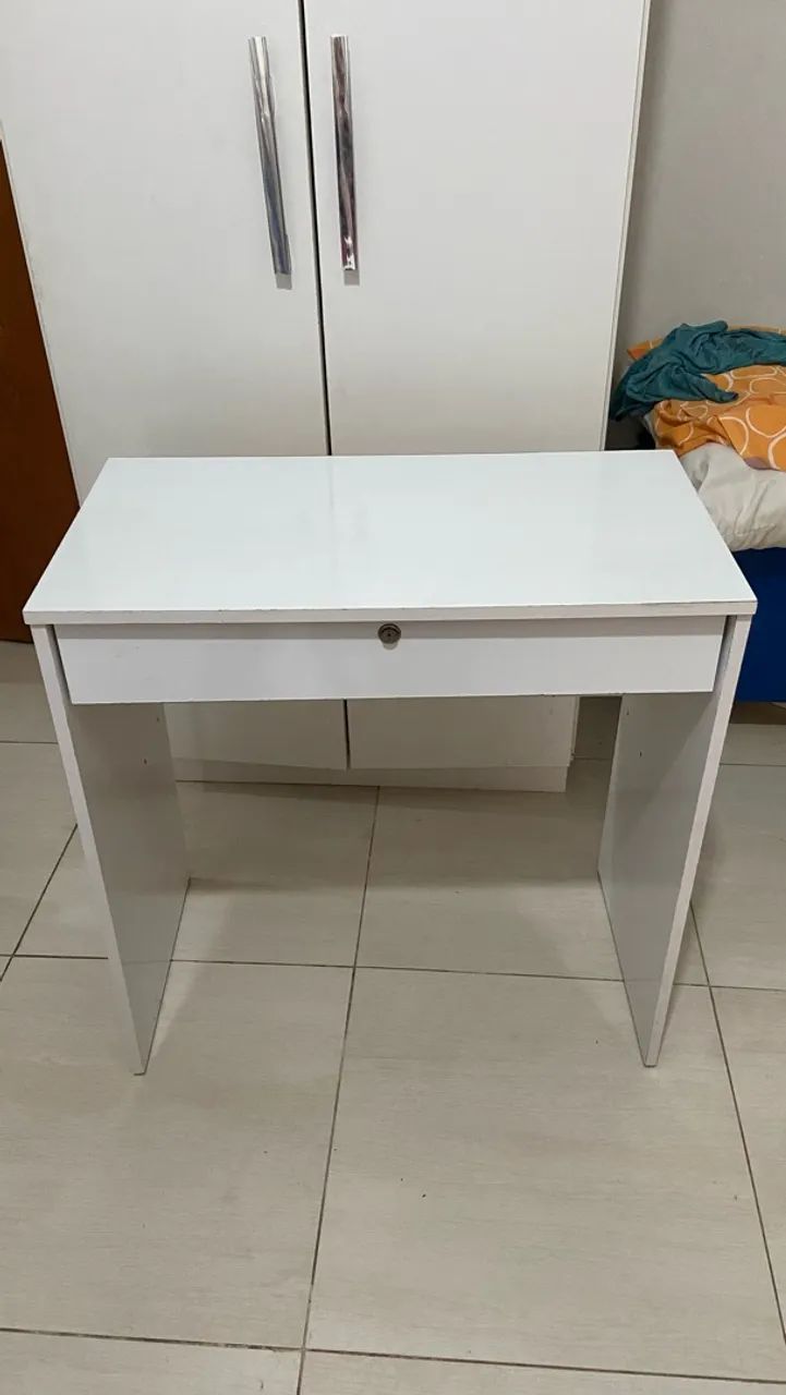 Escrivaninha mesa branca com gaveta e fechadura 