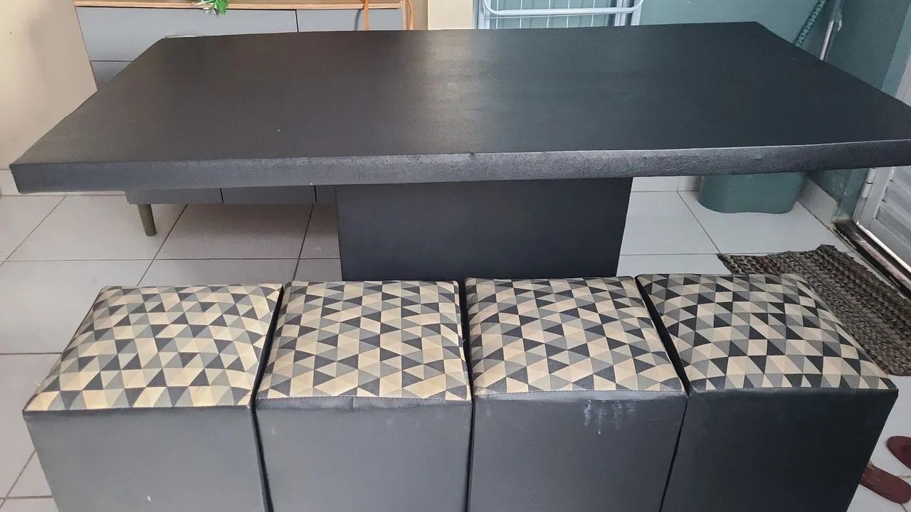 Mesa com 4 bufes