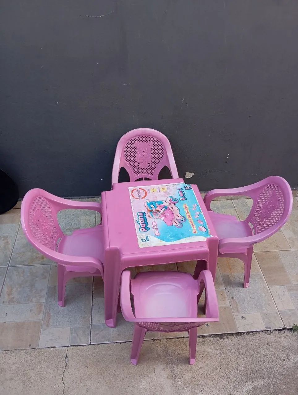 Mesa infantil com 4 cadeiras