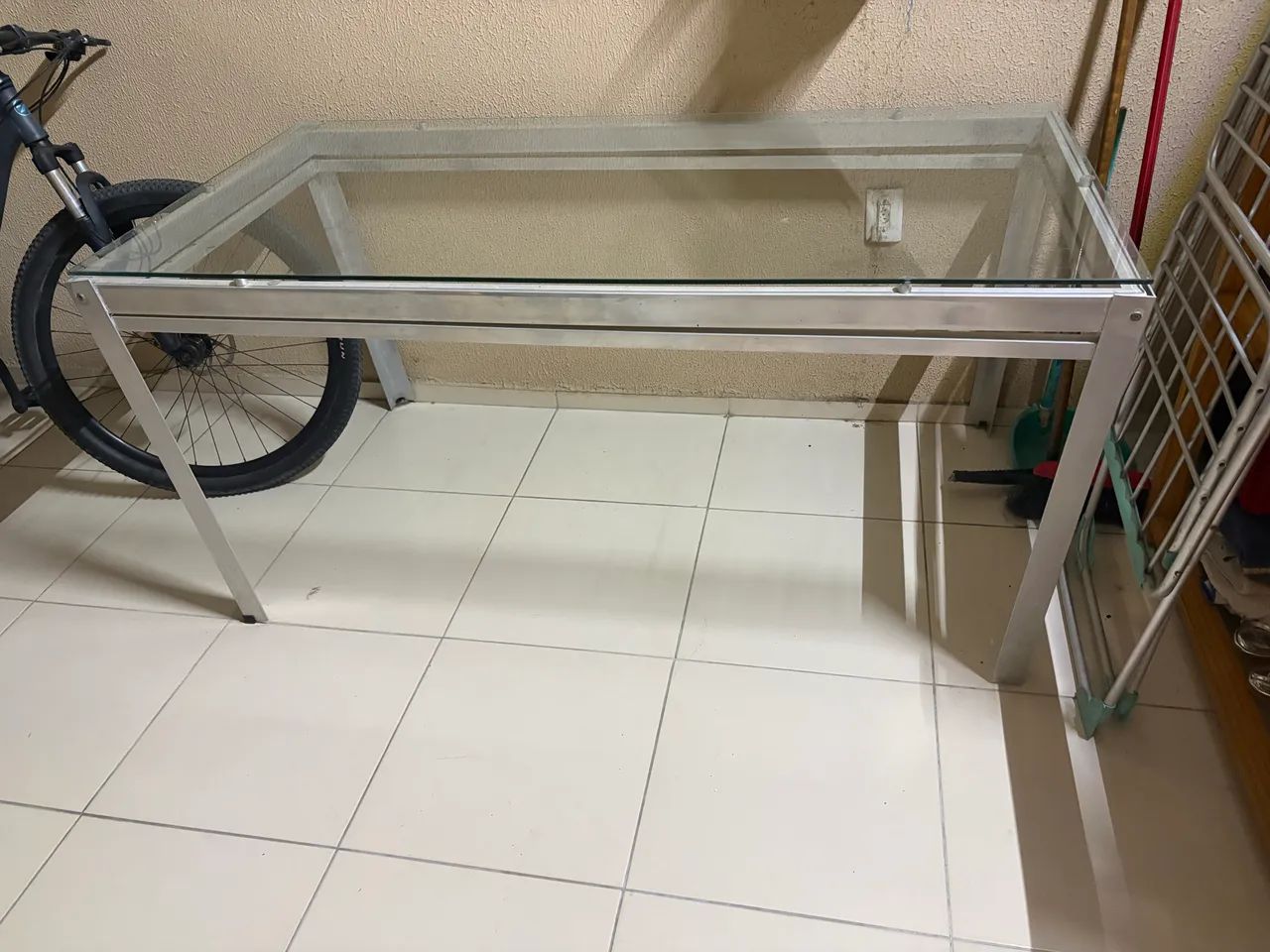 Mesa com a base de aço e superfície de vidro, S/cadeiras 160 x 80 - Foto 2