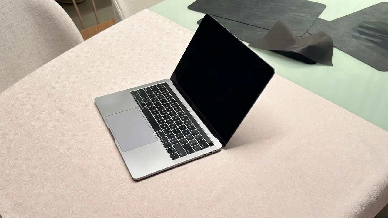 MacbookPro 2020 13インチ　i5/16GB/512GB MacBook Pro (13 polegadas, 2020, quatro portas Thunderbolt 3
