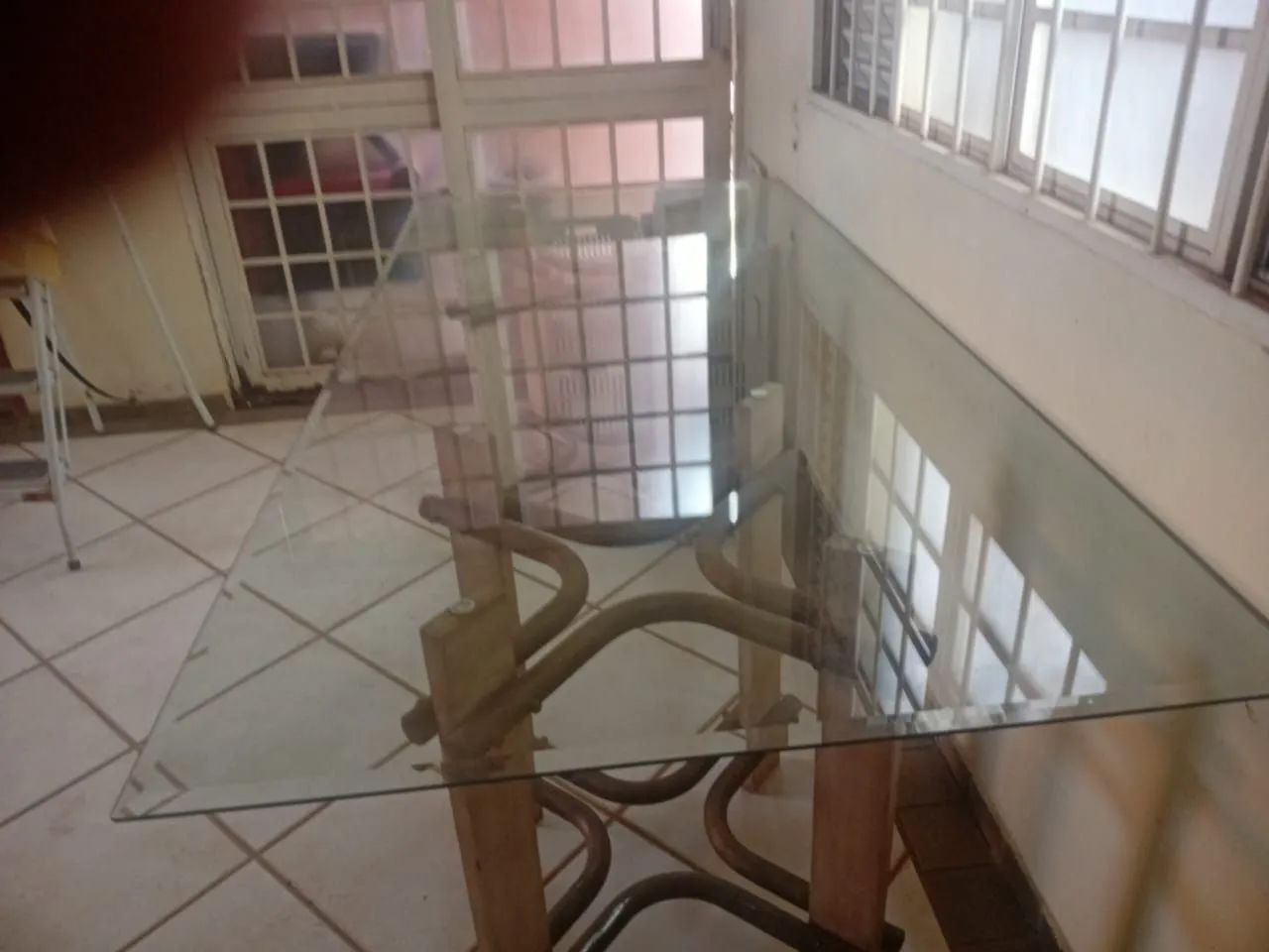 Mesa sem cadeiras.  - Foto 2