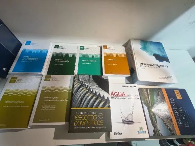 Livros de tratamento de água e efluentes.