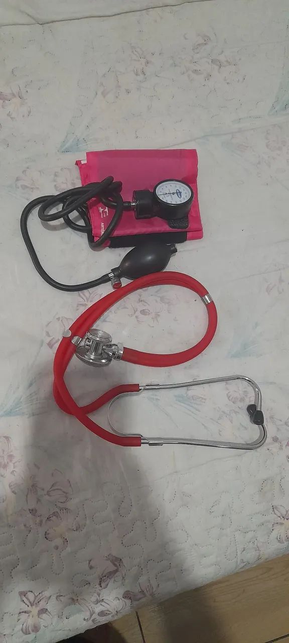 Vendo estetoscópio e aparelho de pressão 