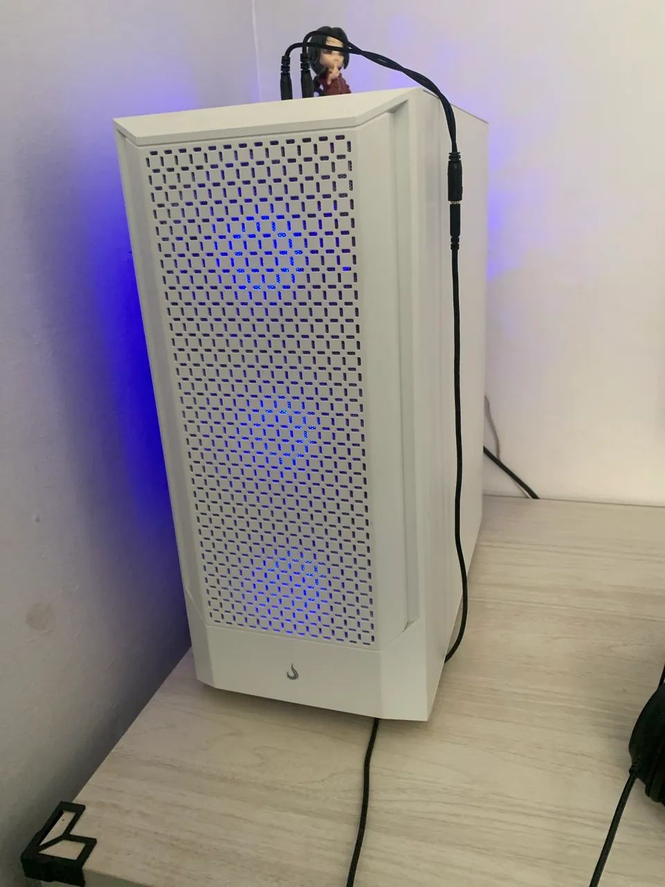 Gabinete branco seminovo 