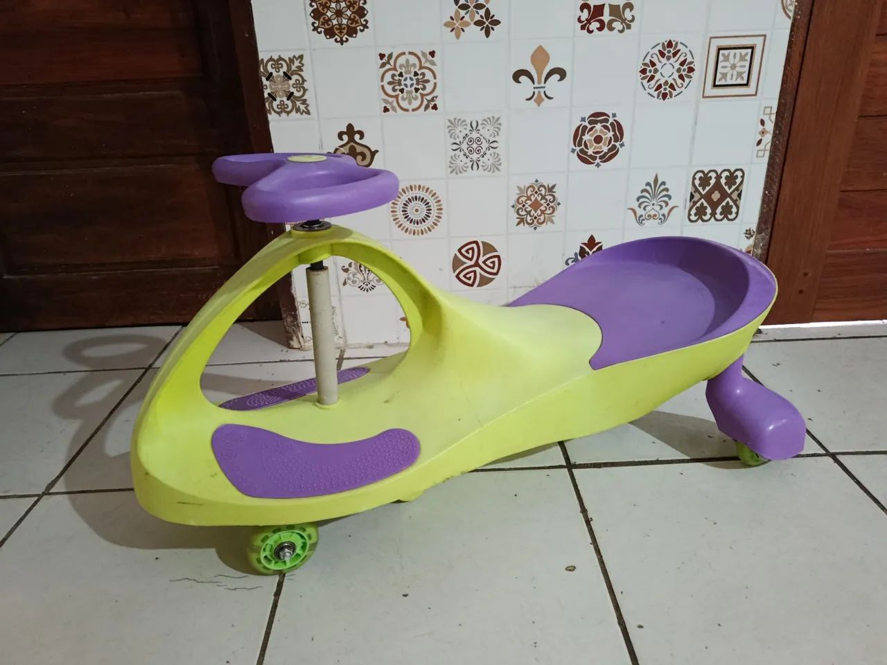 Carrinho de rolimã com roda que piscante