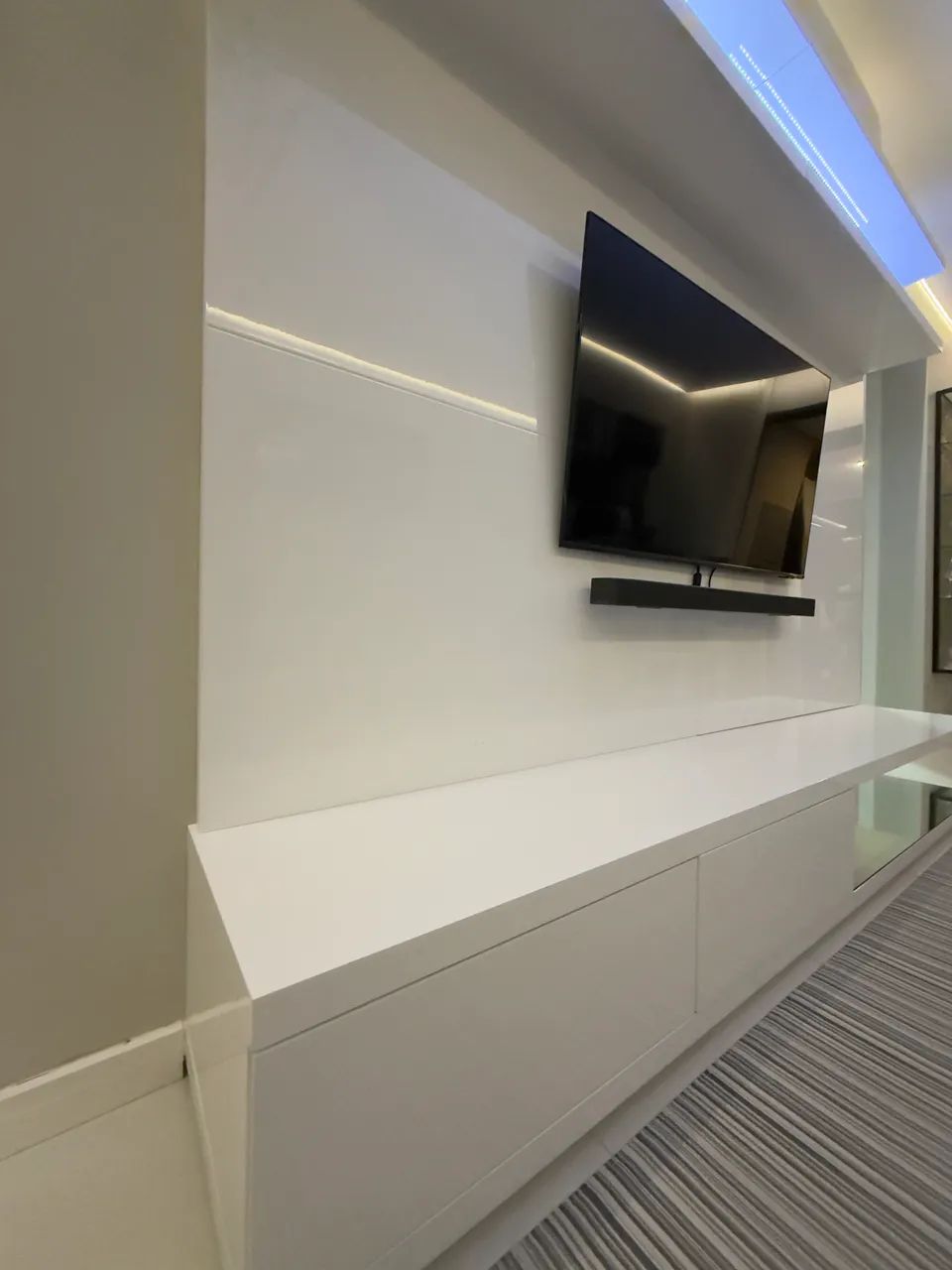 Rack/Painel Home Theater MDF Laqueado Branco com LED - 2,40m - Foto 4