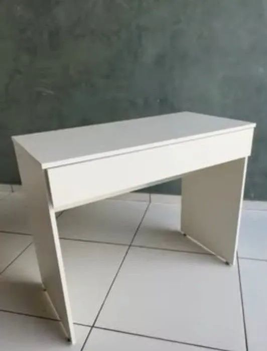 Mesa com gavetão 