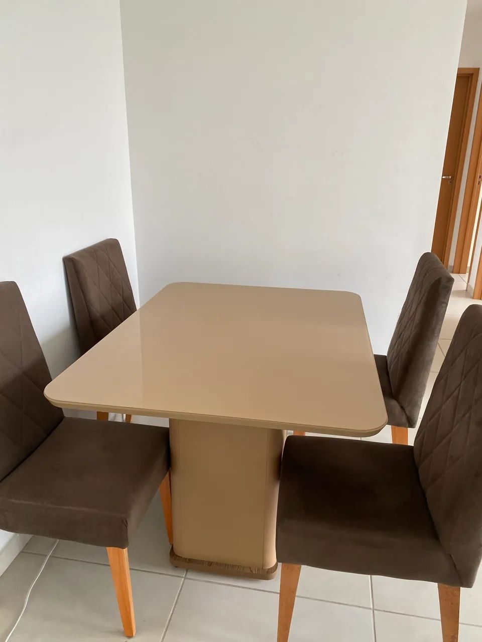 Mesa tampo de vidro 4 cadeiras MDF