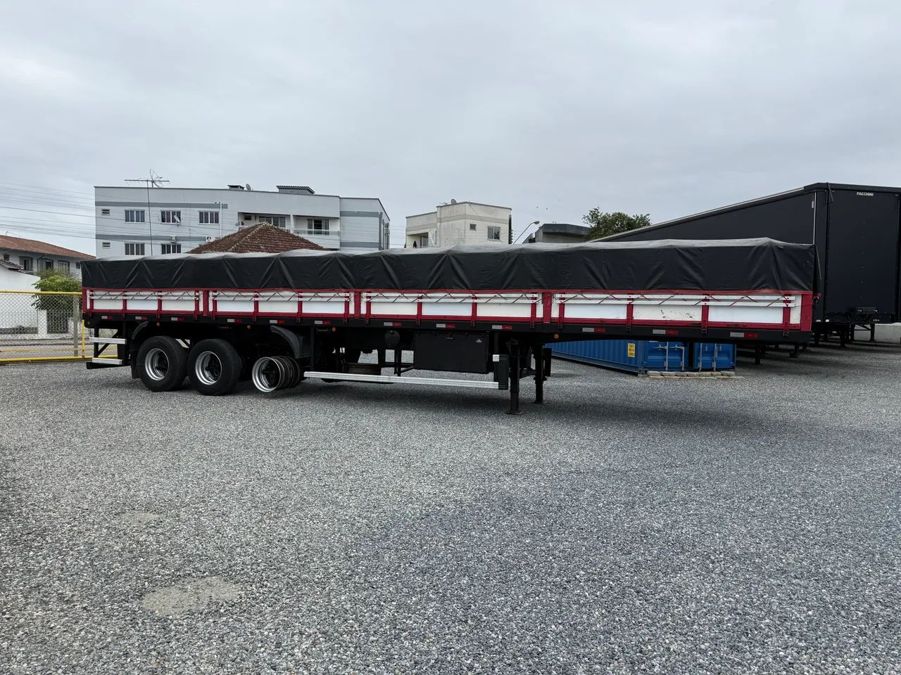 Carreta Assoalho ferro LS 2013