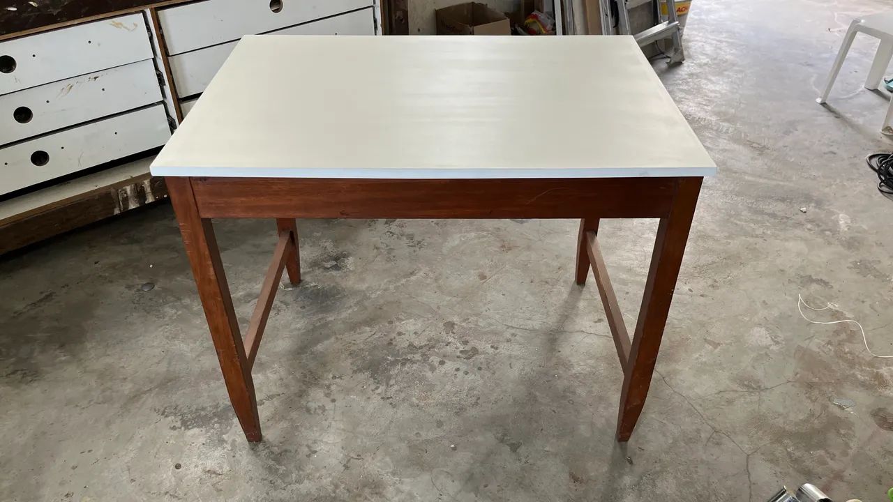 Mesa madeira maciça tampo fórmica.