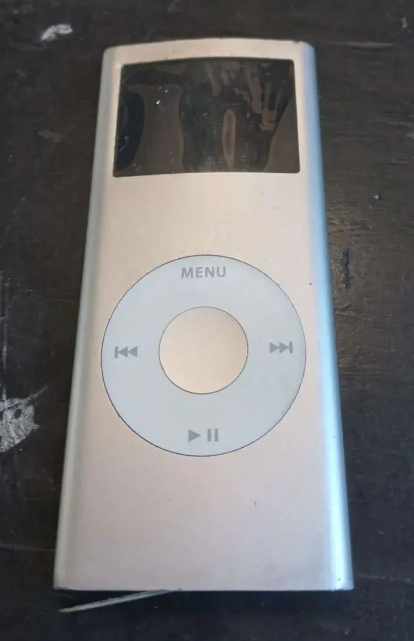 1 iPod Shuffle e 1 iPod Nano de 2ª geração, ambos da Apple.  LEIA O ANÚNCIO  - Foto 4