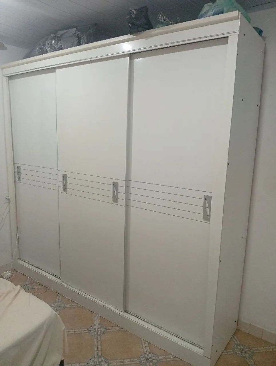 Guarda roupa 3 portas de correr e 4 gavetas 