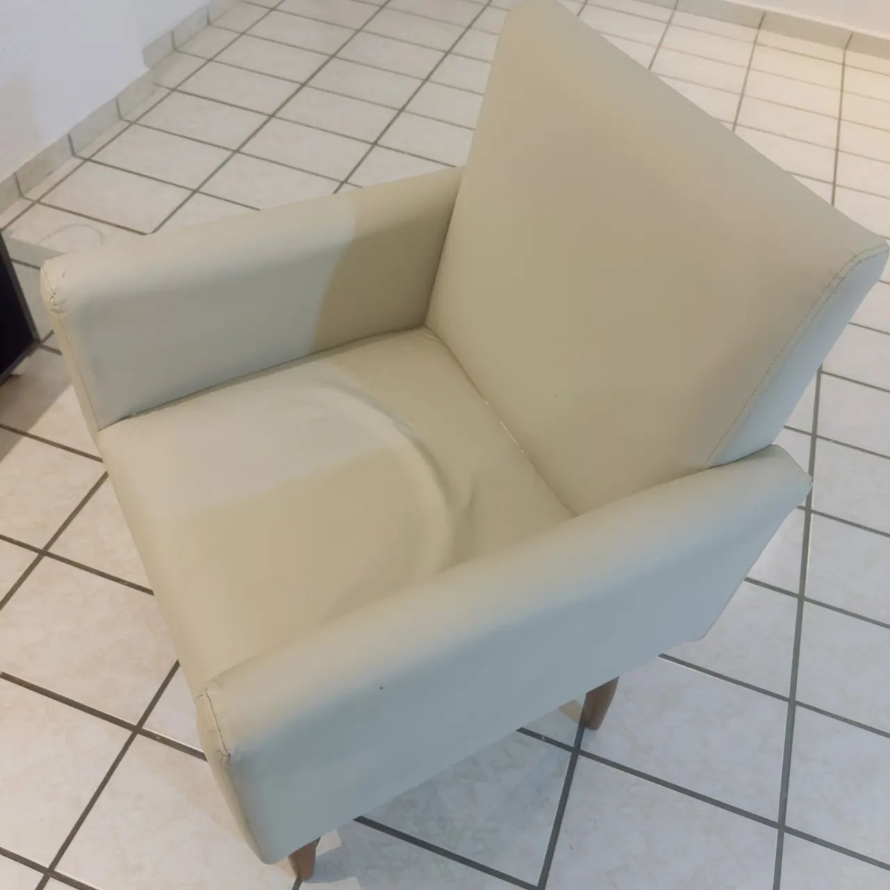 Poltrona Decorativa Bege com Pés de Madeira - Excelente Estado
