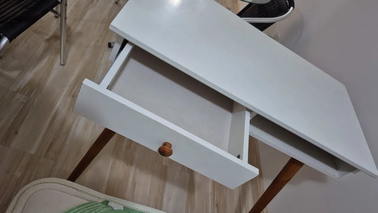 Desk444717888543795202