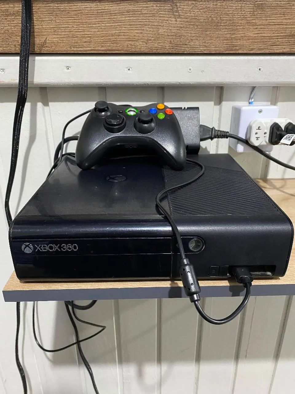 Xbox 360 bloqueado com dois controles e um jogo  - Foto 3