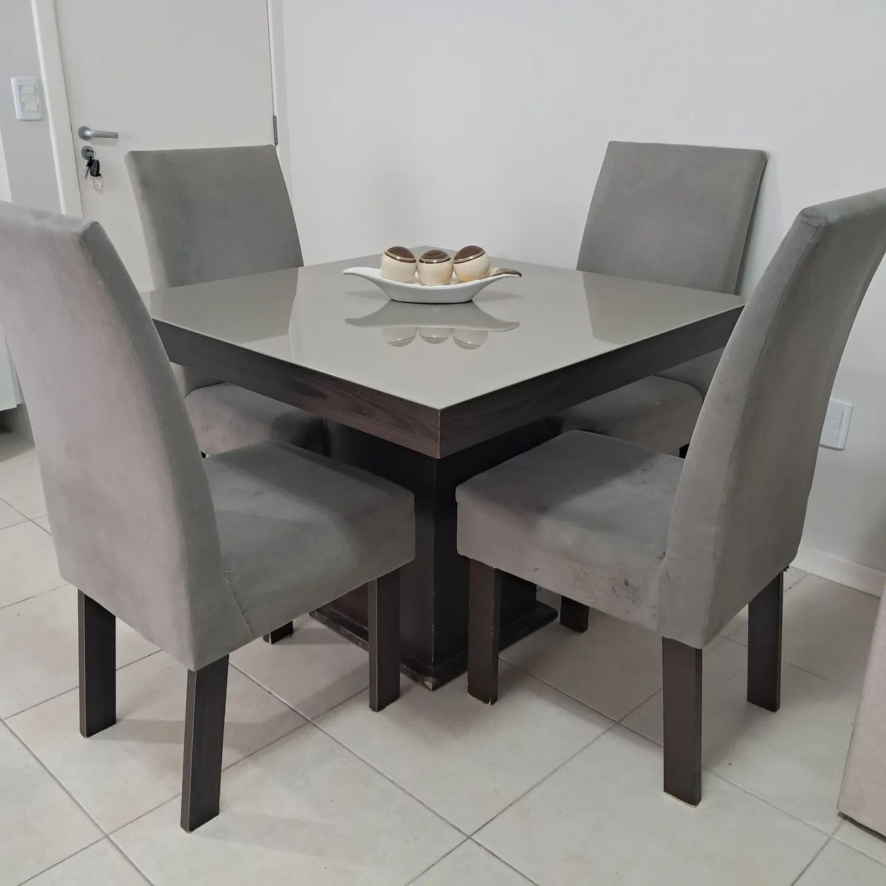 Mesa quadrada com 04 Cadeiras. 