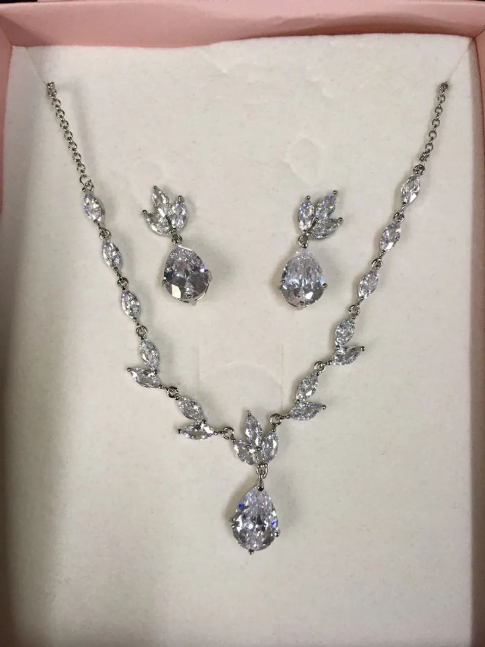 Conjunto Colar e Brincos de Gotas com Zircônias Prata - NOVO - Foto 2