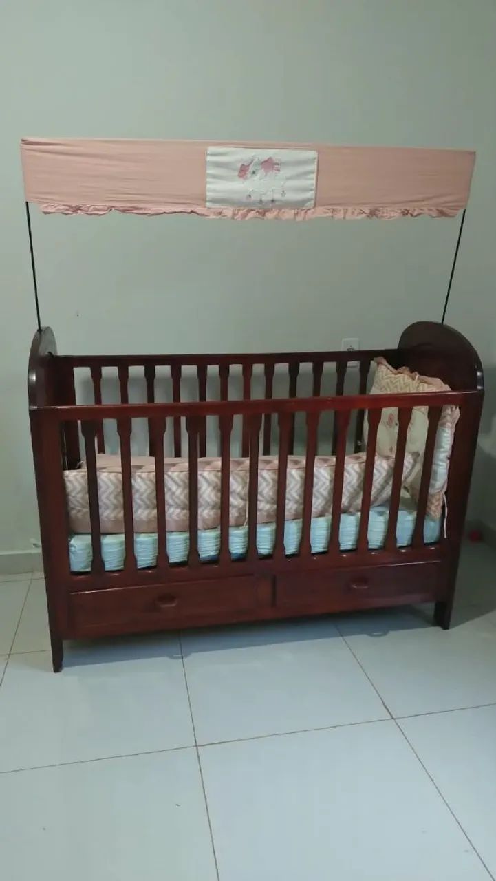 Berço de Madeira Mogno - Estilo Retrô Clássico | Elegância e Durabilidade