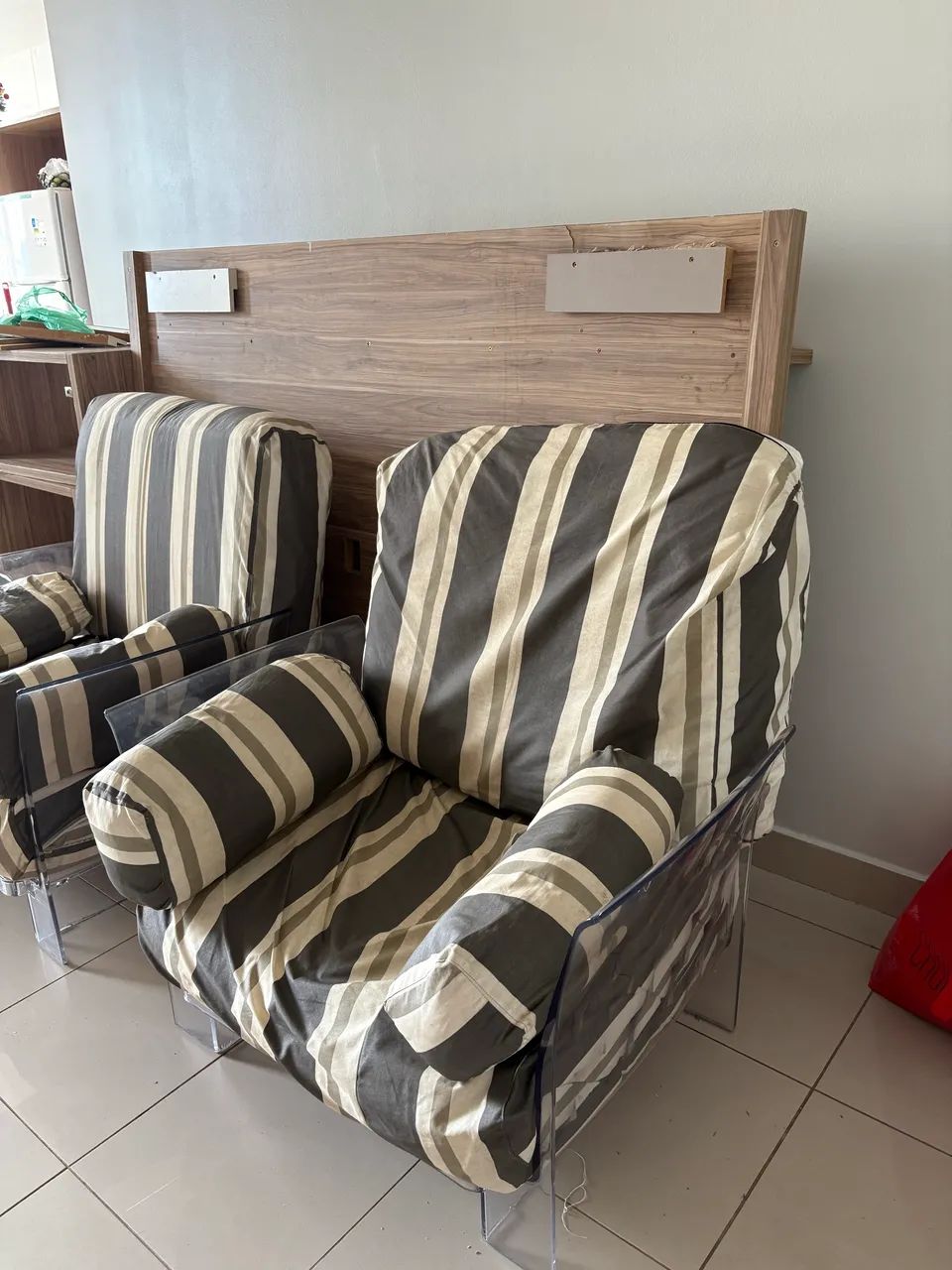 Poltronas com base em acrílico  - Foto 4