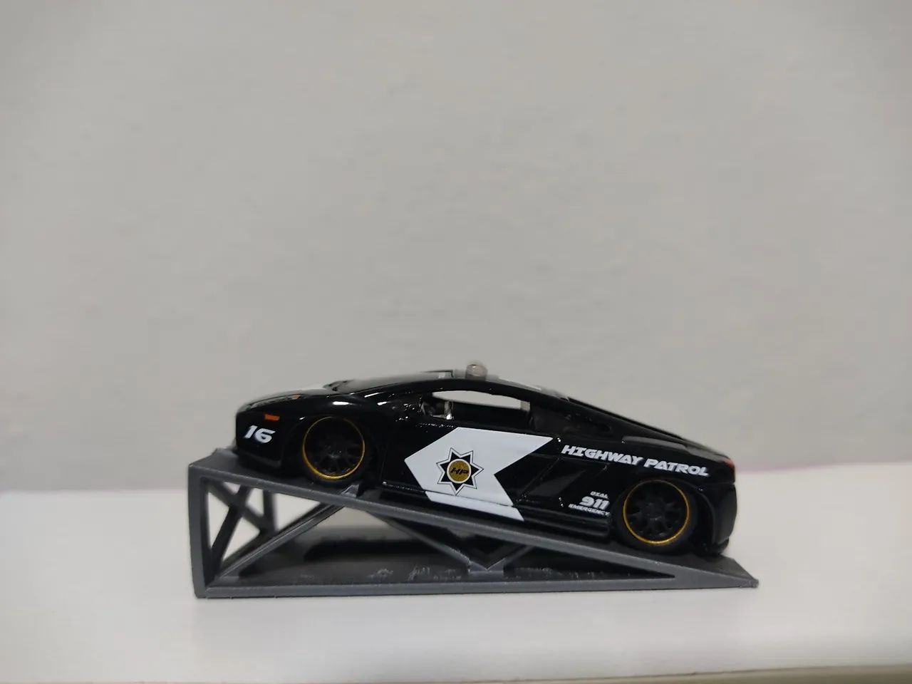 LOTE COM QUATRO MINIATURAS DE CARROS  - Foto 4