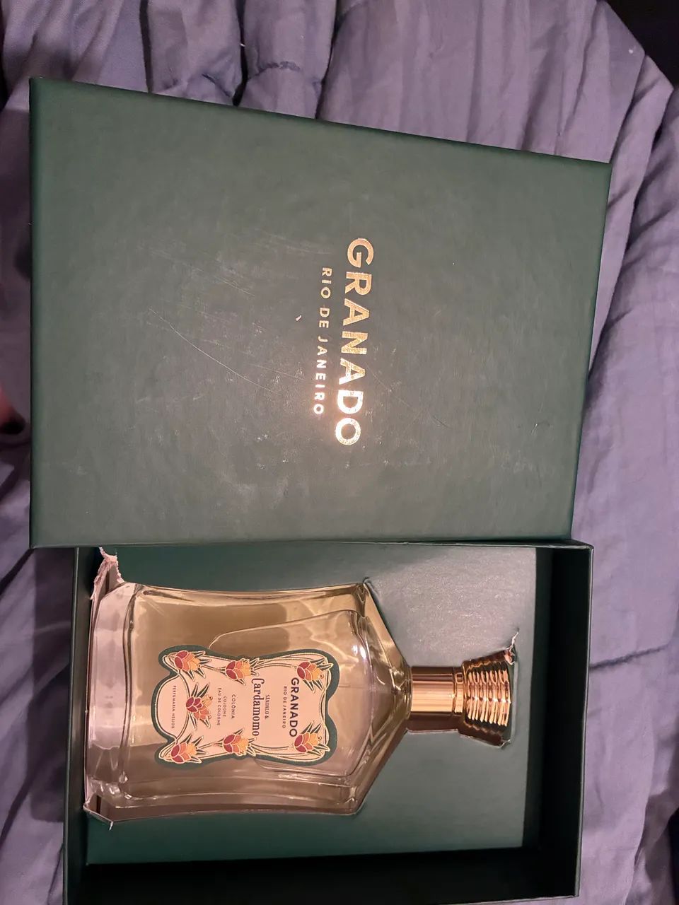 Perfume da granado de cardamomo e sândalo 