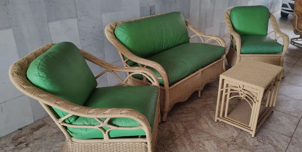 Conjunto sofá, poltronas e mesinhas 