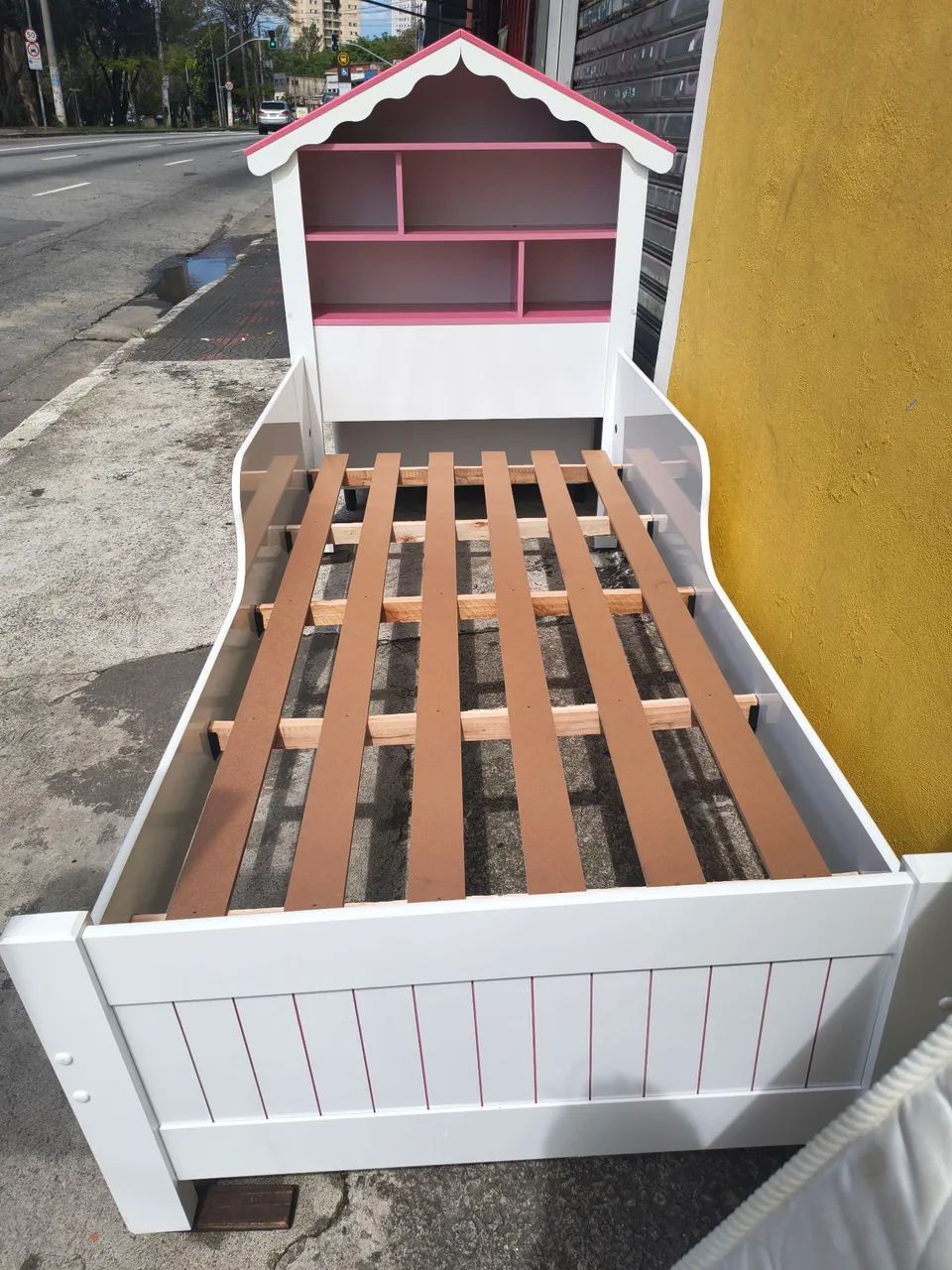 Cama de solteiro princesa branco e rosa 2 meses de uso - Foto 2