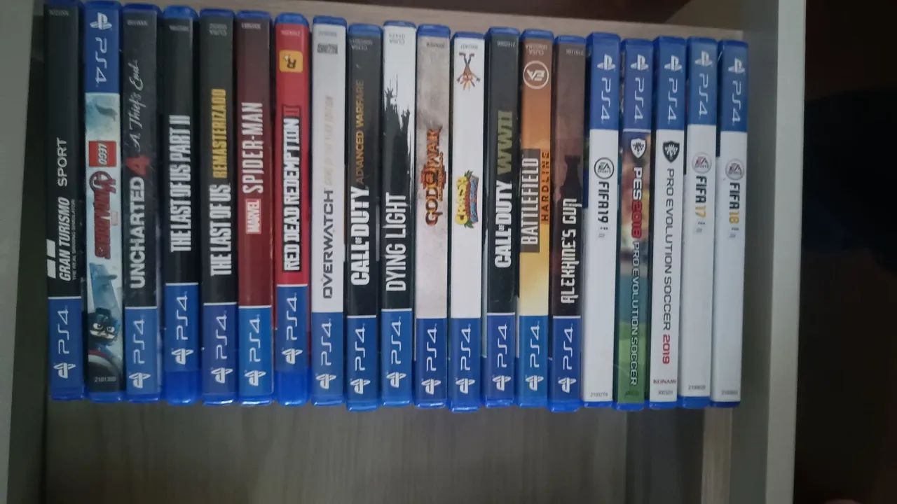 PS4 com vários jogos é um controle. - Foto 2