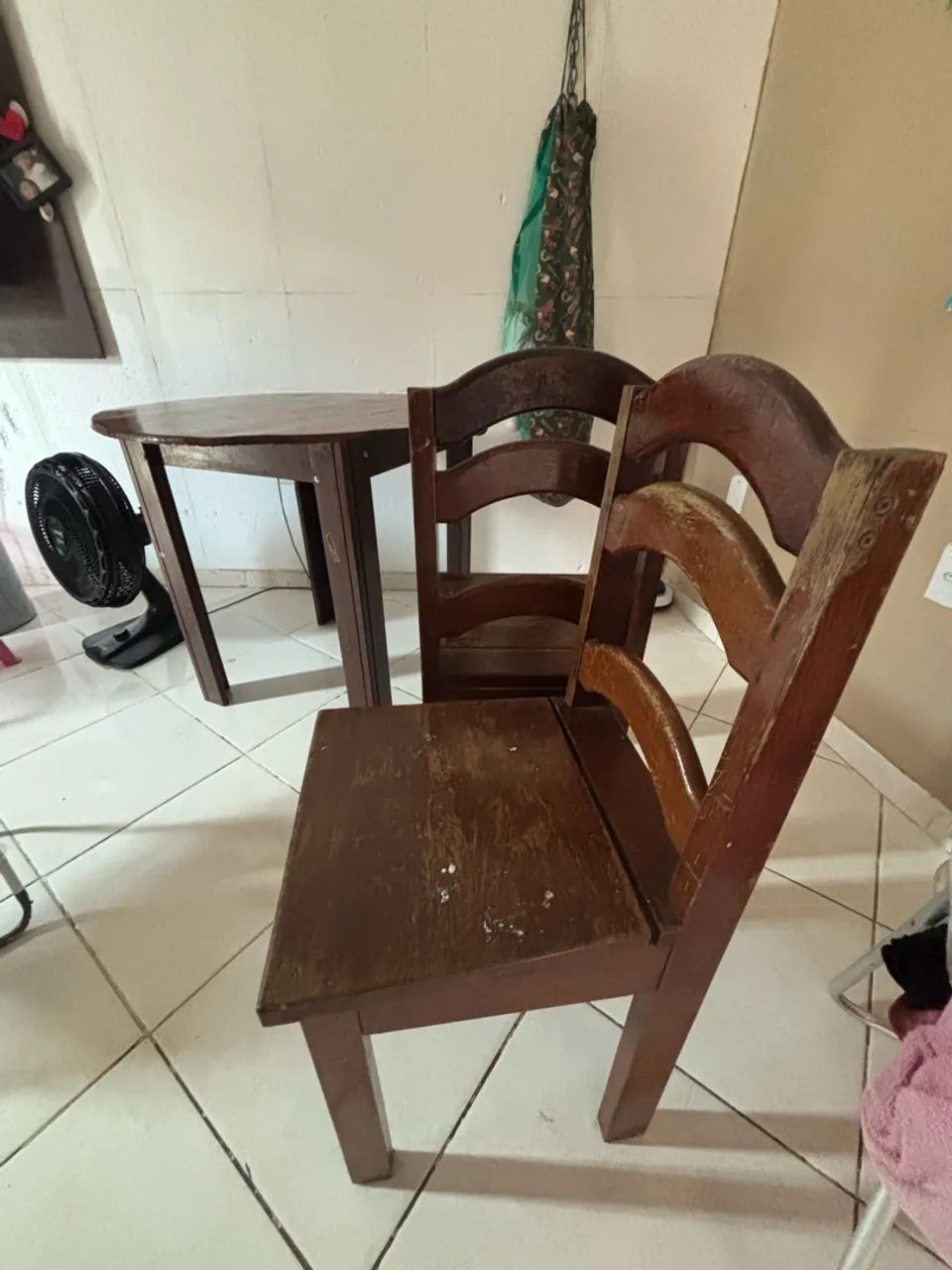 Conjunto de Mesa e Cadeiras em Madeira  - Foto 4