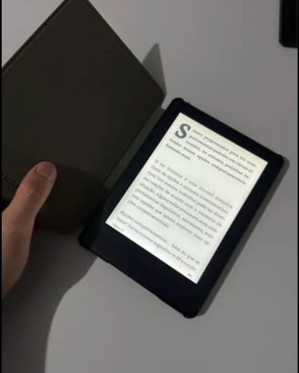 Kindle 10ª Geração (Capinha magnética e caixa original) - Foto 2