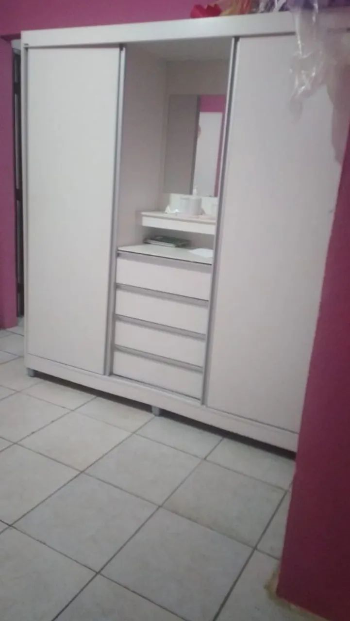 Guarda roupa com gavetas e espelho