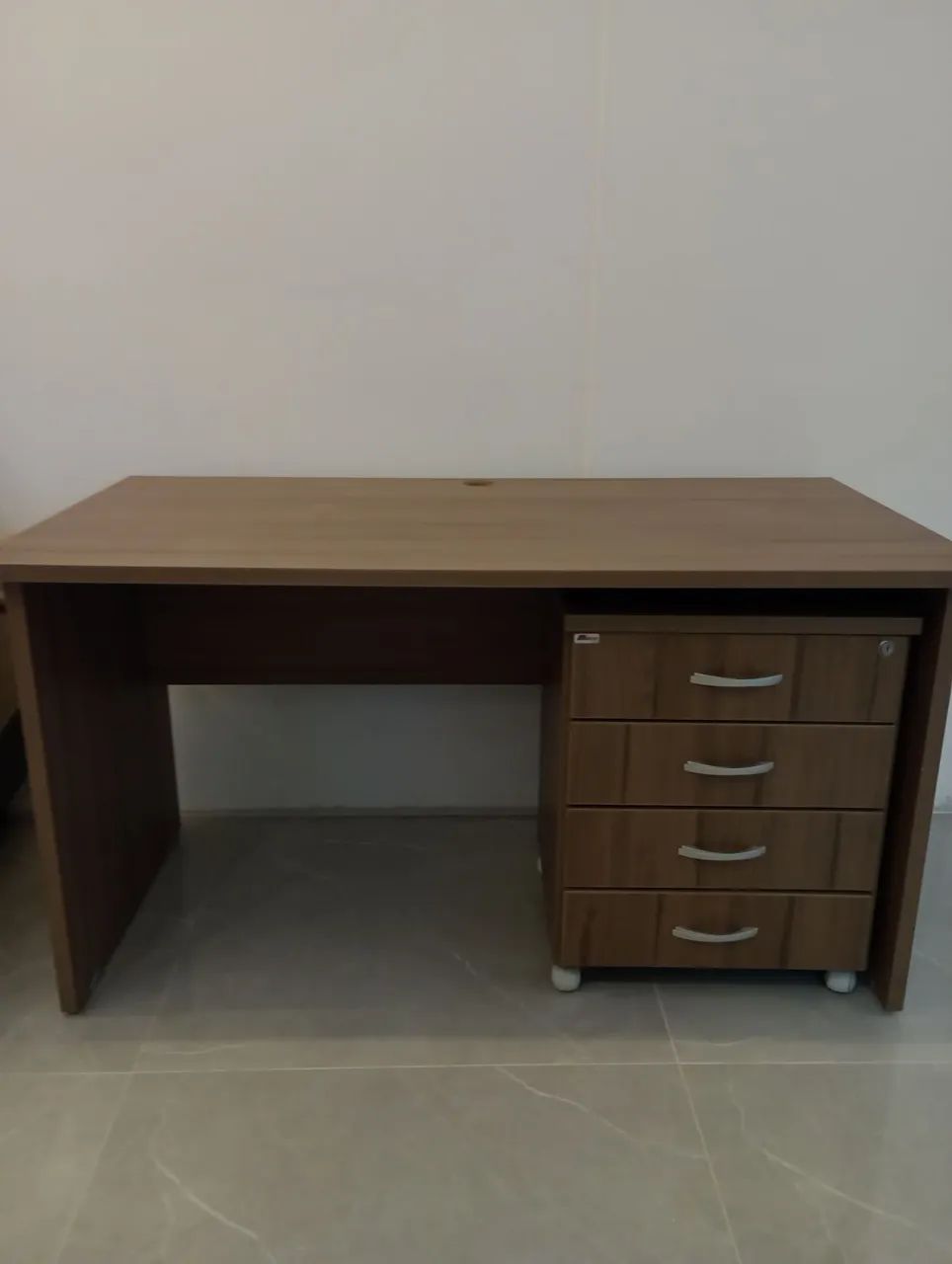 Mesa de escritório com gaveteiro móvel 