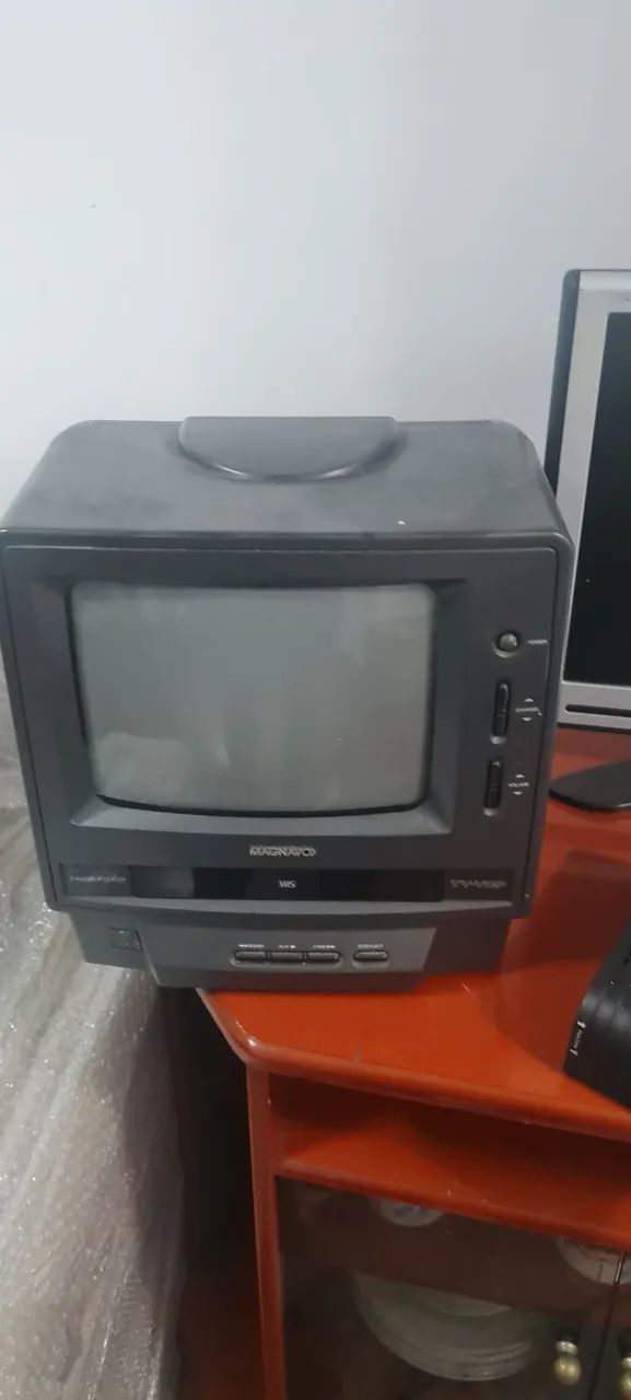 TV CRT e Vídeo Cassete Magnavox 9 polegadas