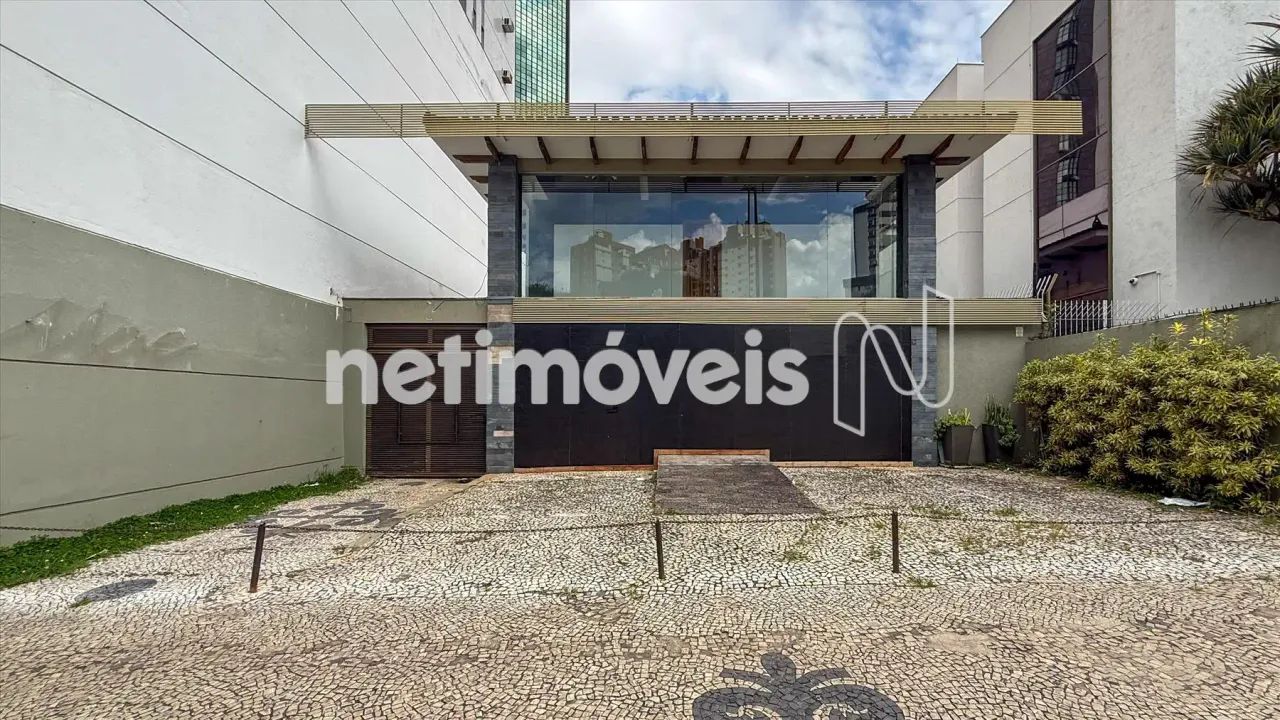 Casa Comercial com arquitetura diferenciada e excelente localização.