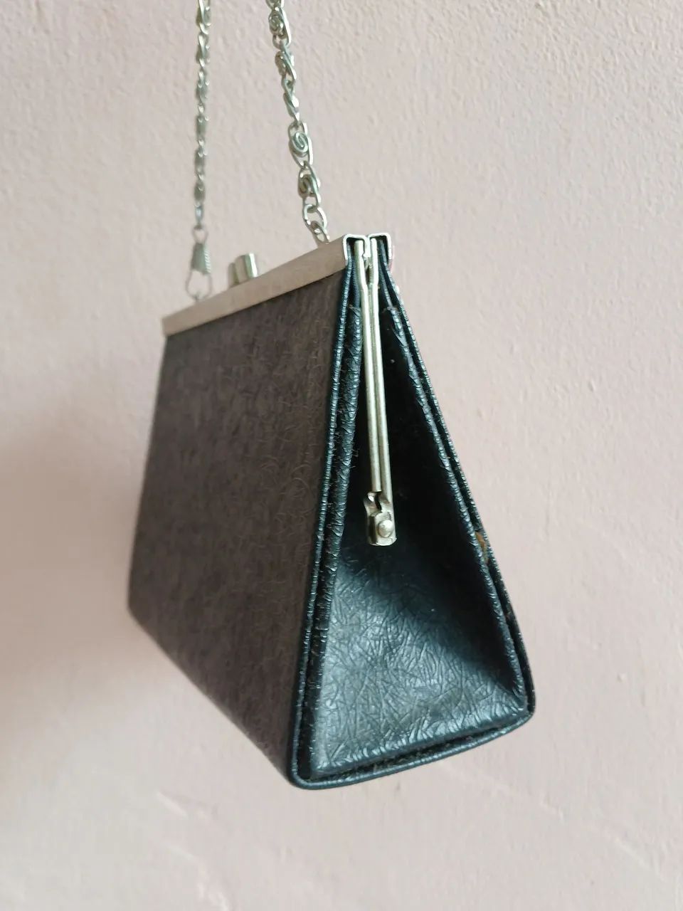 Bolsa de mão com alcinha de corrente.  - Foto 2