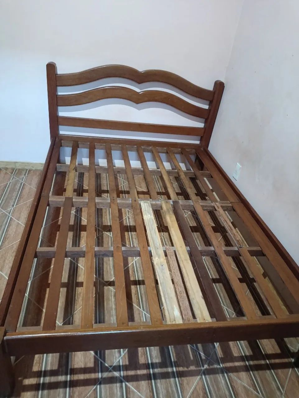Cama de casal de madeira maciça 