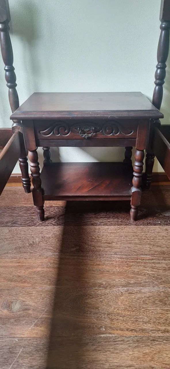 Mesa de cabeceira em madeira 