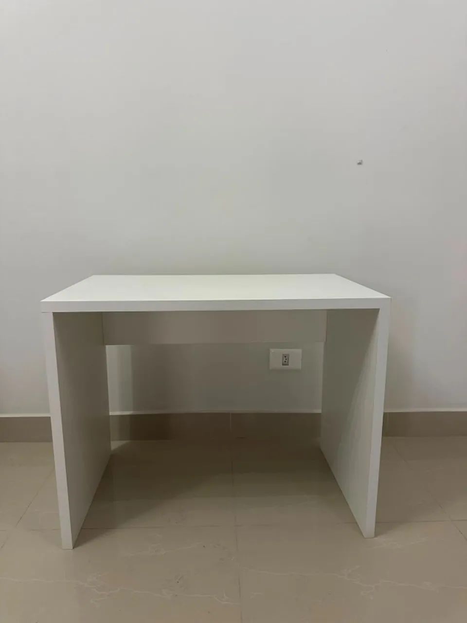 Mesa Branca de Apoio - Prática e Versátil