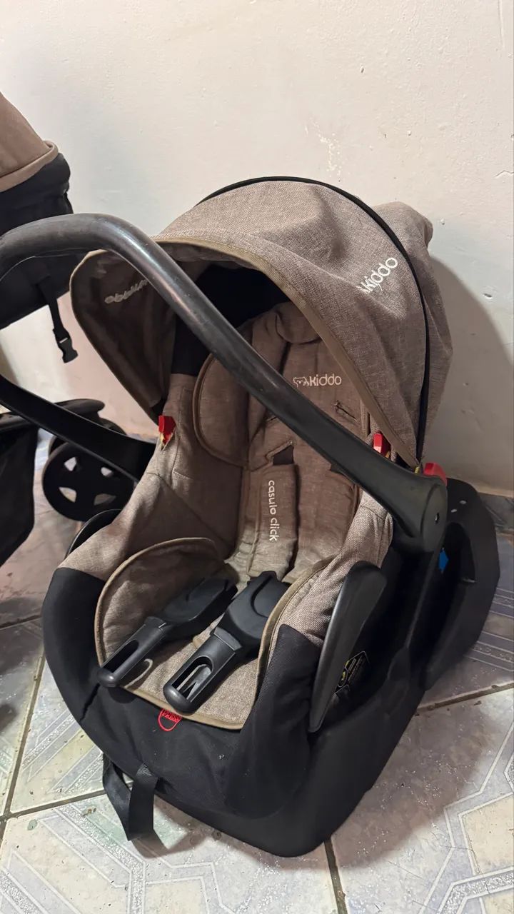 Carrinho Kiddo Moisés com bebê conforto