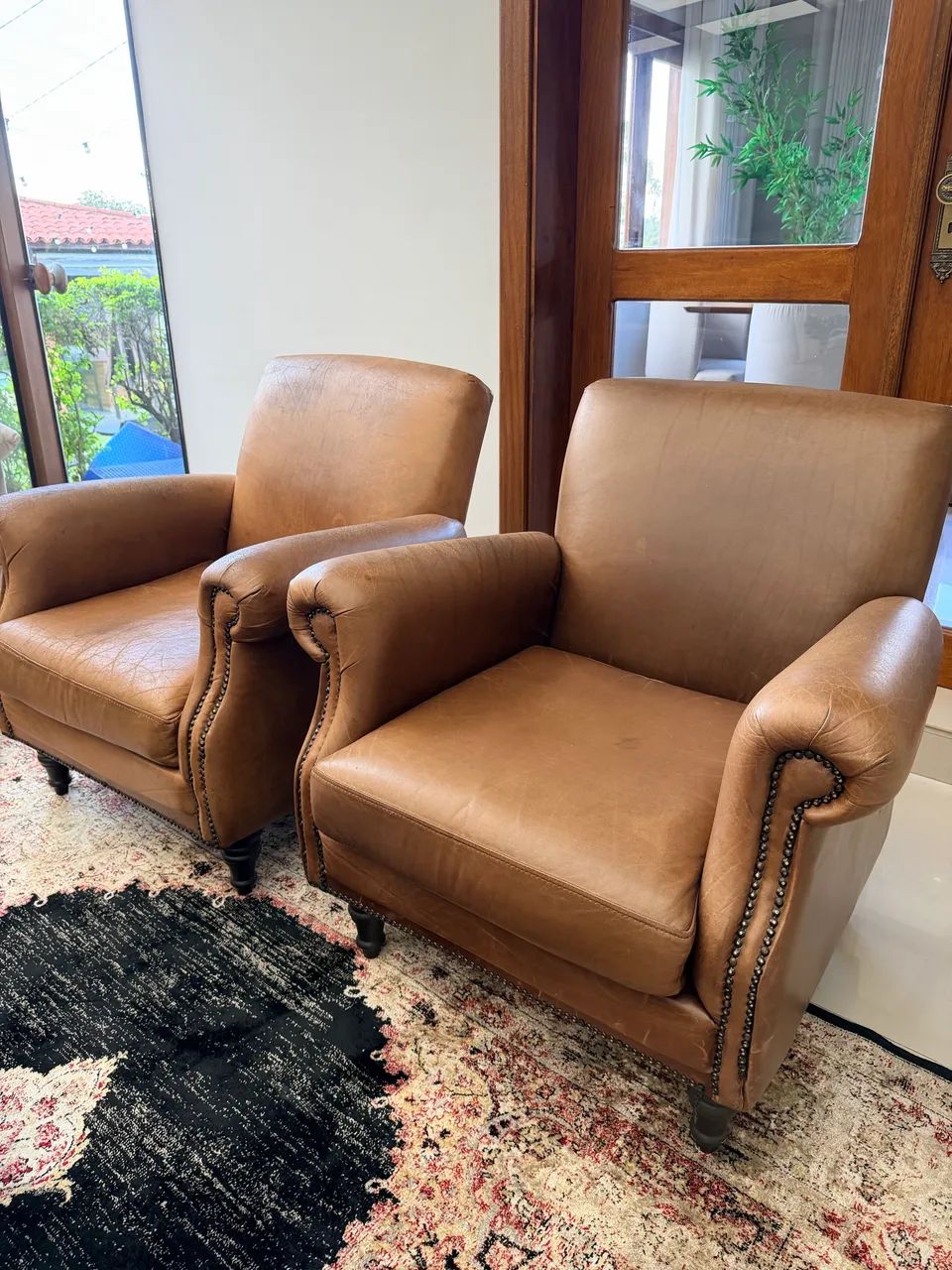 Poltronas em Couro caramelo 
