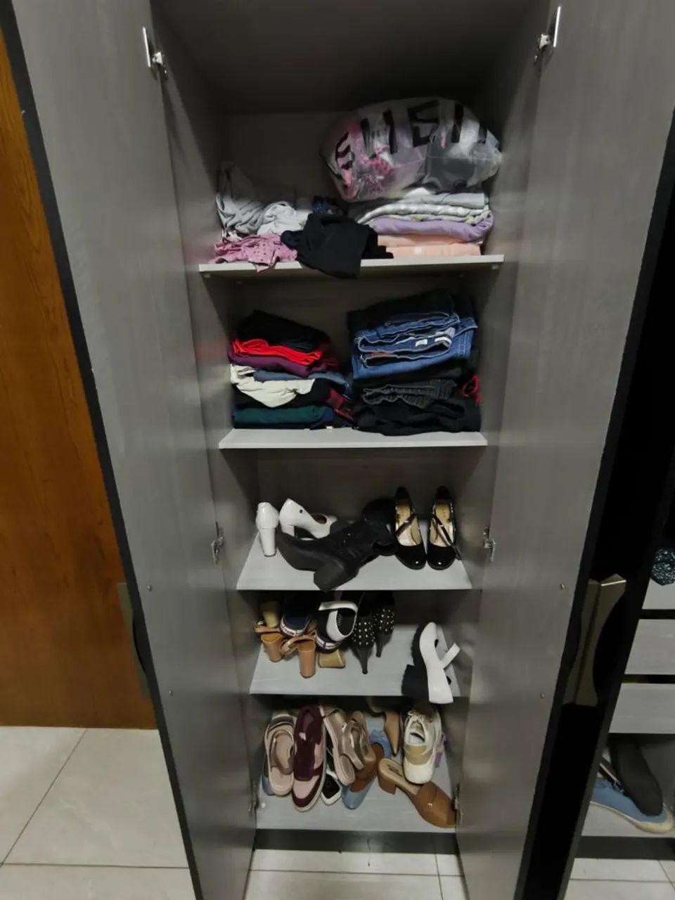 Guarda-roupas 06 portas preto - excelente estado - Foto 4